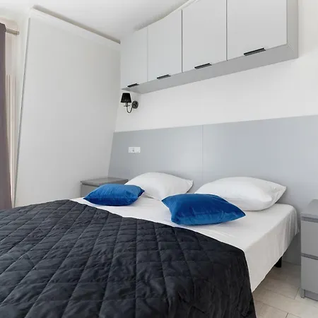 Charming In With Parking By Renters *