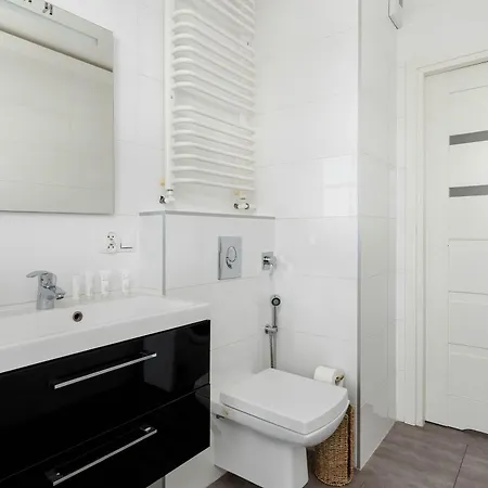 Charming In With Parking By Renters *