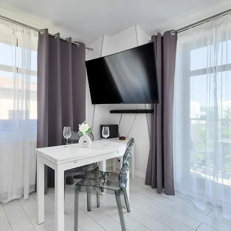Charming In With Parking By Renters